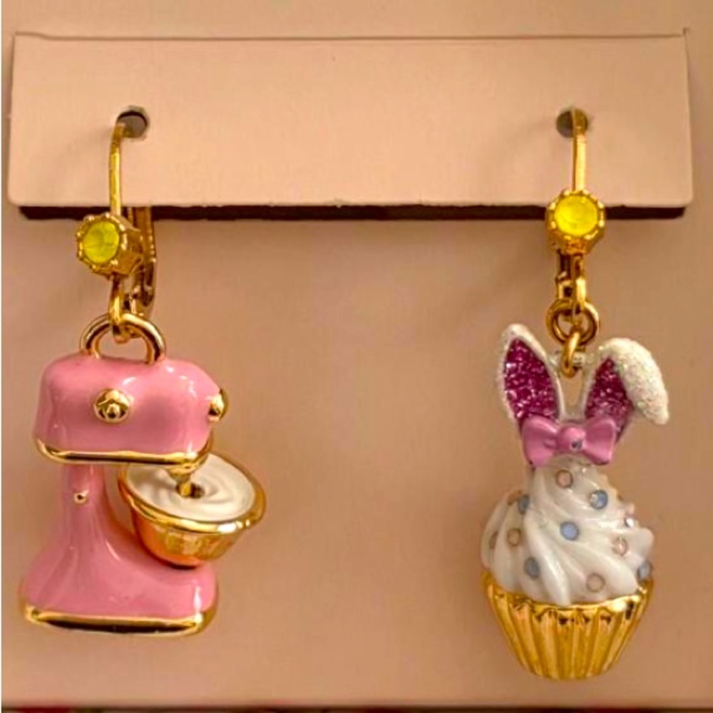 New Betsey Johnson Bunny Cupcake Mismatch Drop Earrings - Picture 11 of 12